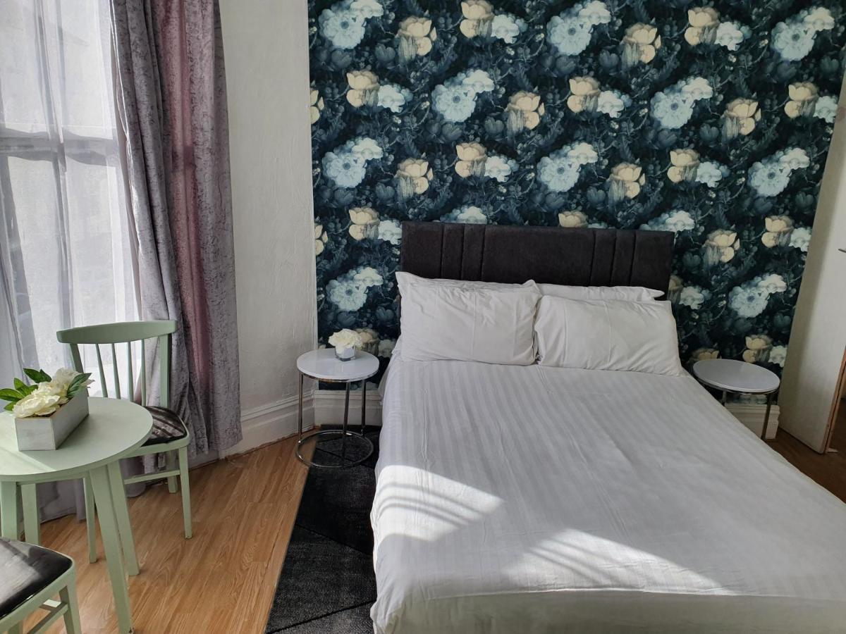 Balkan Hotel Blackpool Bagian luar foto